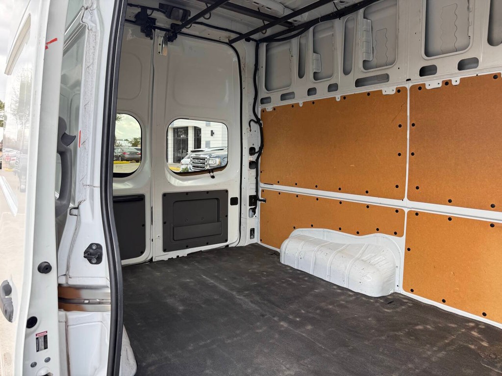 Nissan NV Cargo Vehicle Full-screen Gallery Image 25