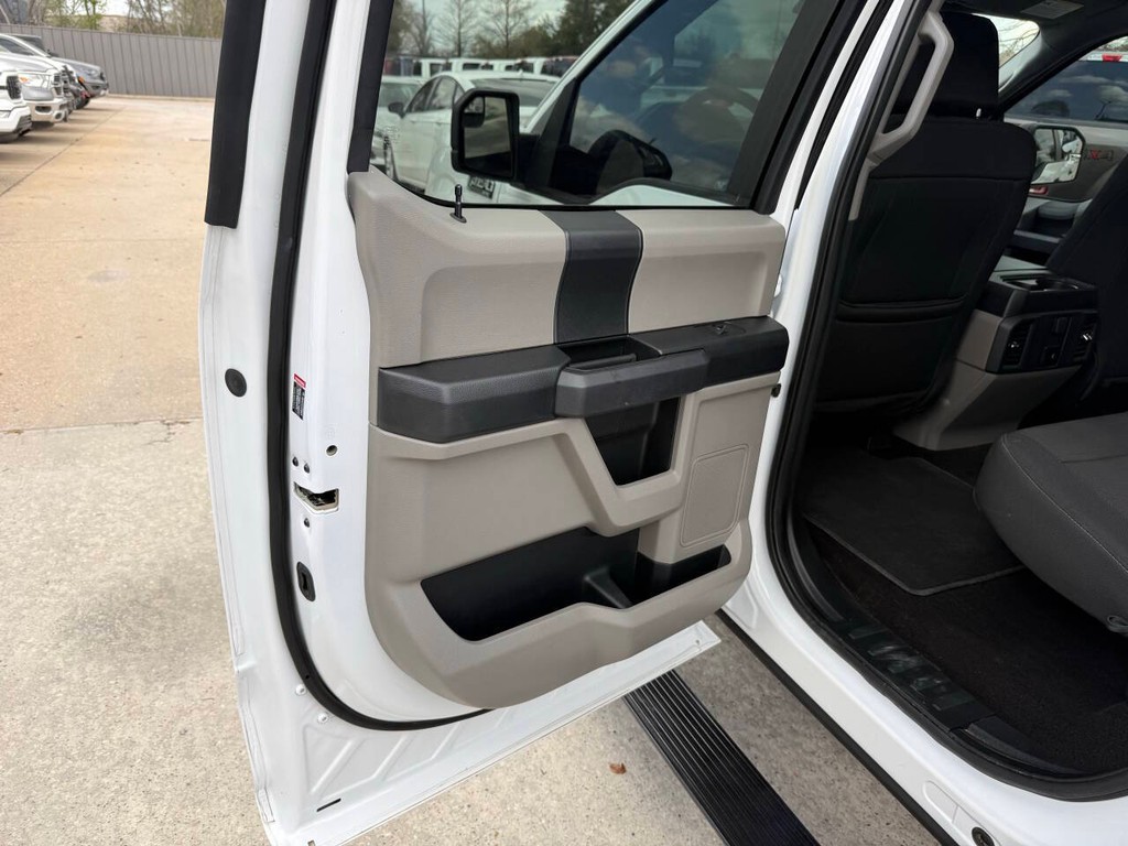 Ford F-150 Vehicle Full-screen Gallery Image 14