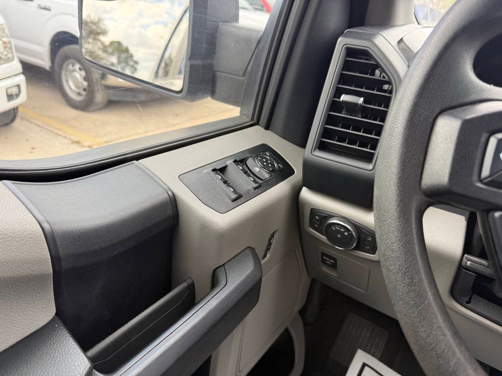 Ford F-150 Vehicle Full-screen Gallery Image 30