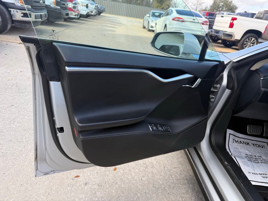 Tesla Model S Vehicle Full-screen Gallery Image 08