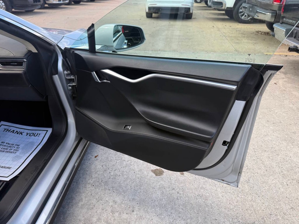 Tesla Model S Vehicle Full-screen Gallery Image 11