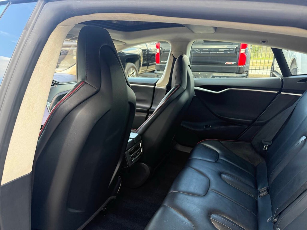 Tesla Model S Vehicle Full-screen Gallery Image 12