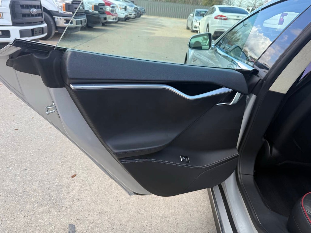 Tesla Model S Vehicle Full-screen Gallery Image 14