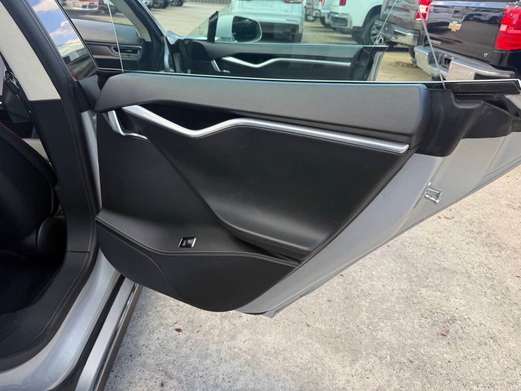 Tesla Model S Vehicle Full-screen Gallery Image 16