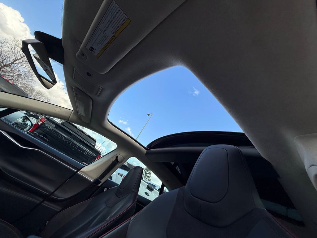 Tesla Model S Vehicle Full-screen Gallery Image 27