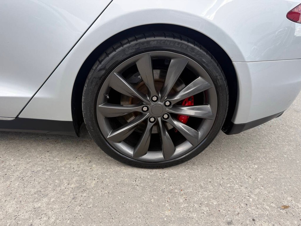 Tesla Model S Vehicle Full-screen Gallery Image 31