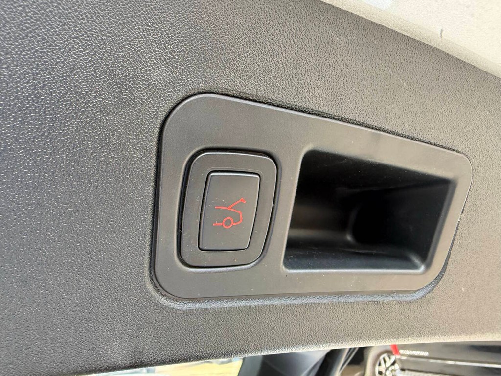 Tesla Model S Vehicle Full-screen Gallery Image 33