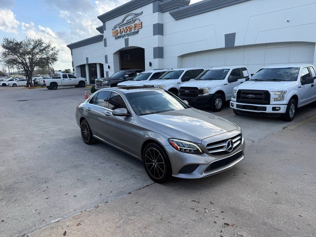 Mercedes-Benz C-Class Vehicle Full-screen Gallery Image 02