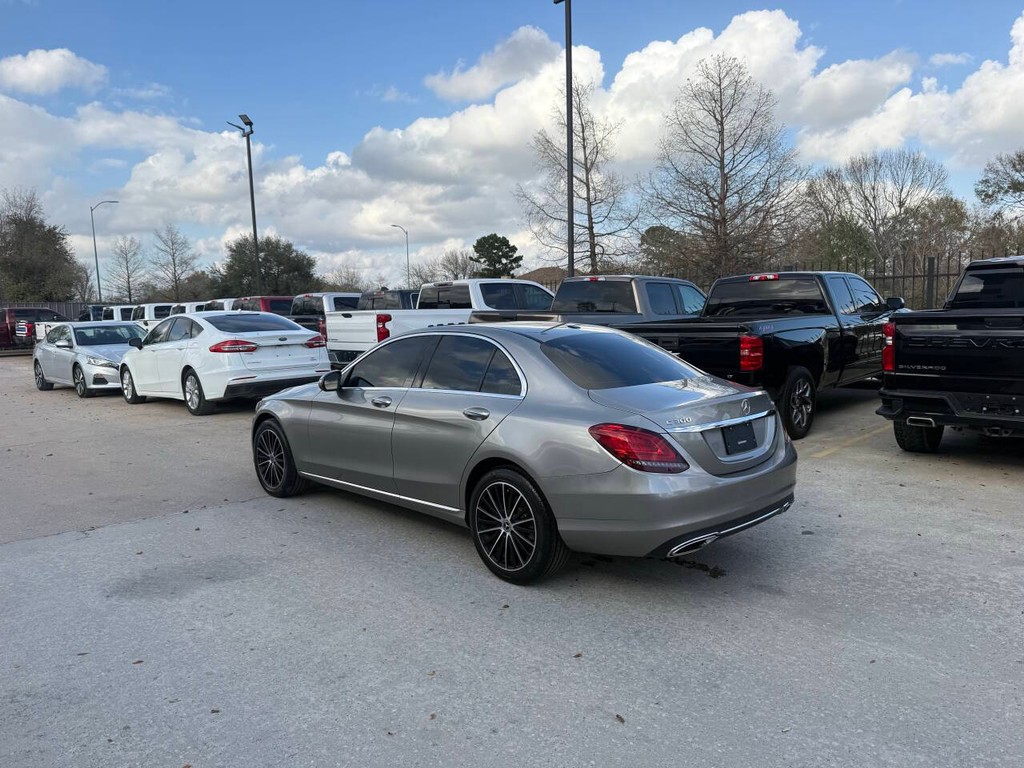 Mercedes-Benz C-Class Vehicle Full-screen Gallery Image 04