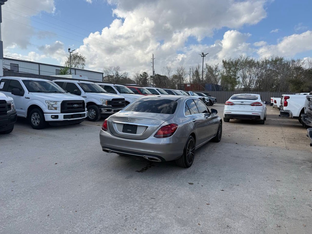 Mercedes-Benz C-Class Vehicle Full-screen Gallery Image 05