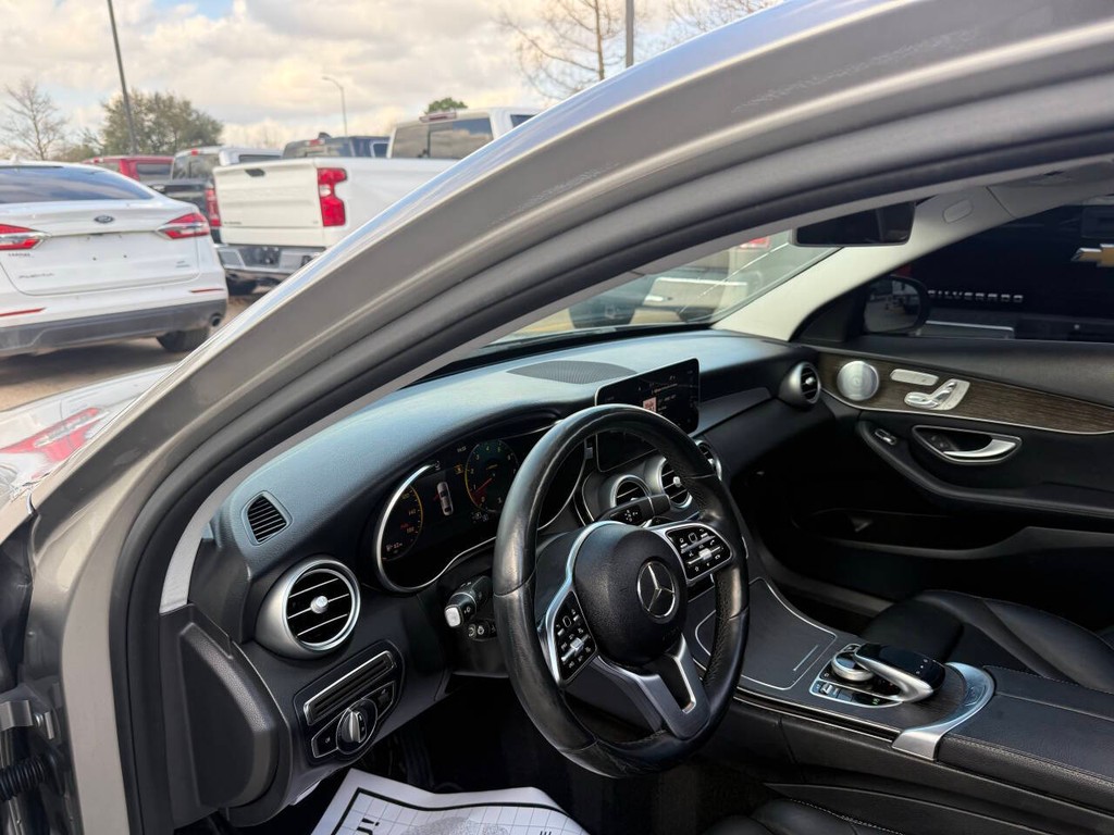 Mercedes-Benz C-Class Vehicle Full-screen Gallery Image 06