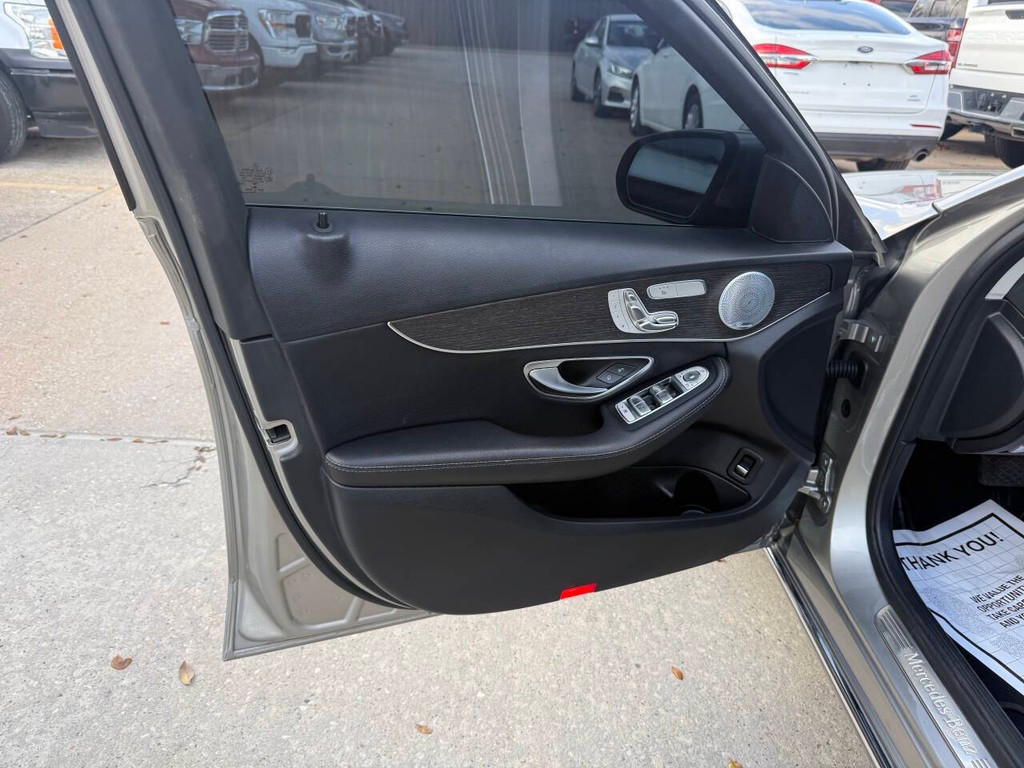 Mercedes-Benz C-Class Vehicle Full-screen Gallery Image 08