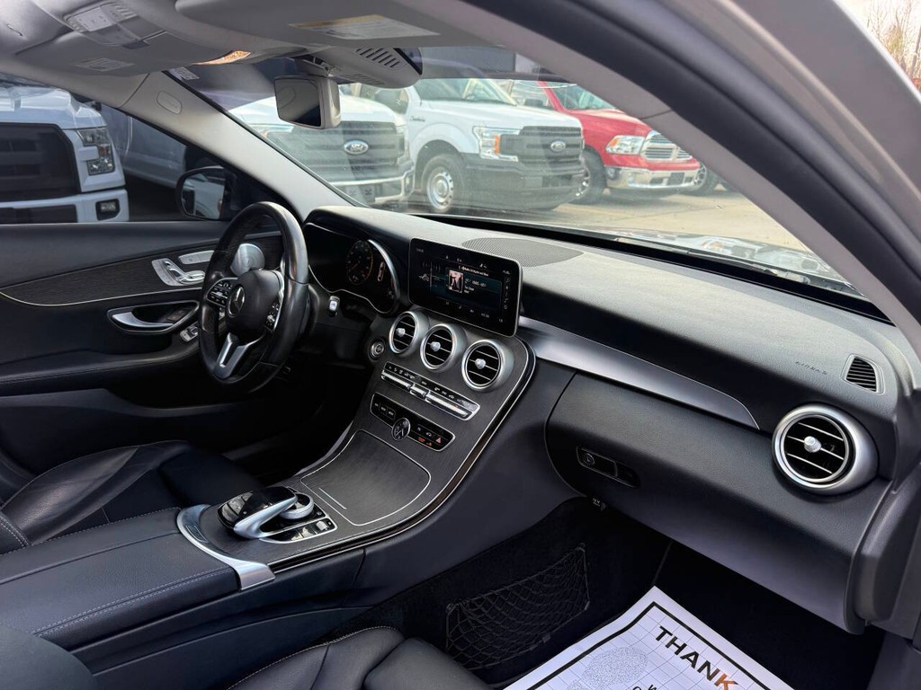 Mercedes-Benz C-Class Vehicle Full-screen Gallery Image 09