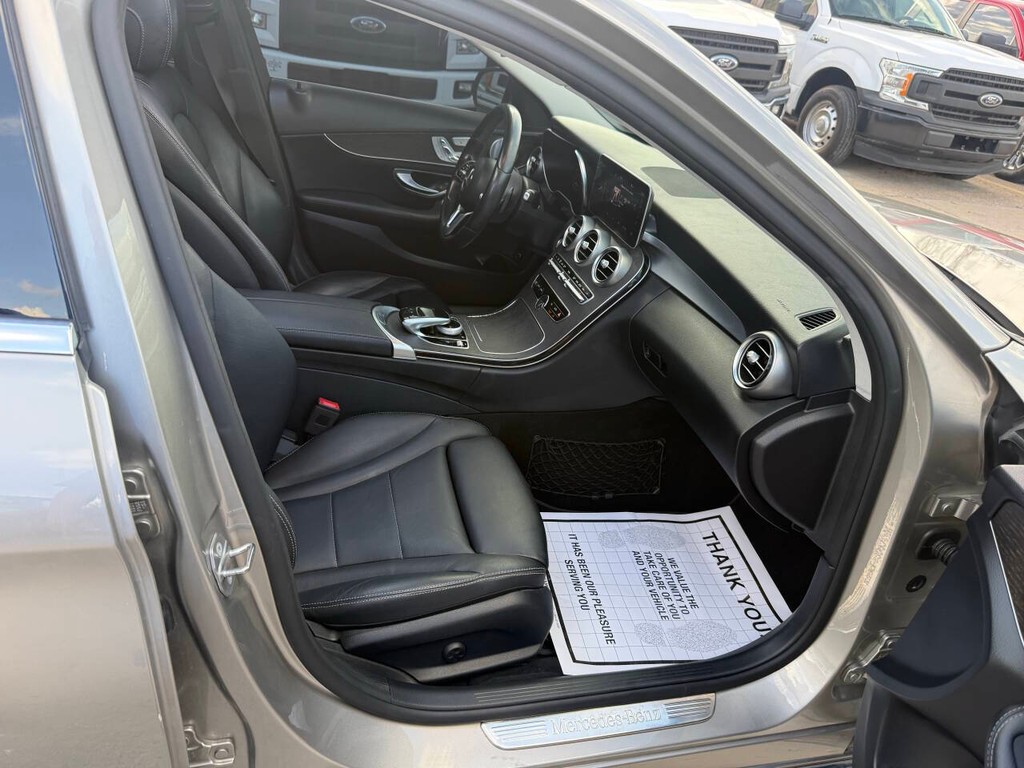 Mercedes-Benz C-Class Vehicle Full-screen Gallery Image 10