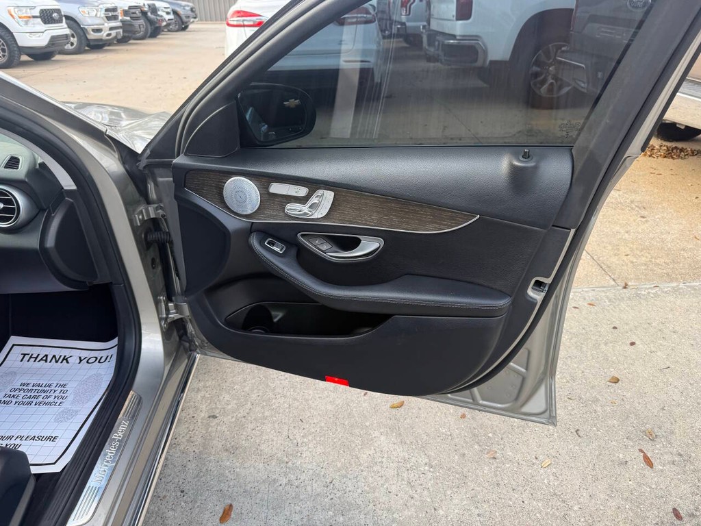 Mercedes-Benz C-Class Vehicle Full-screen Gallery Image 11