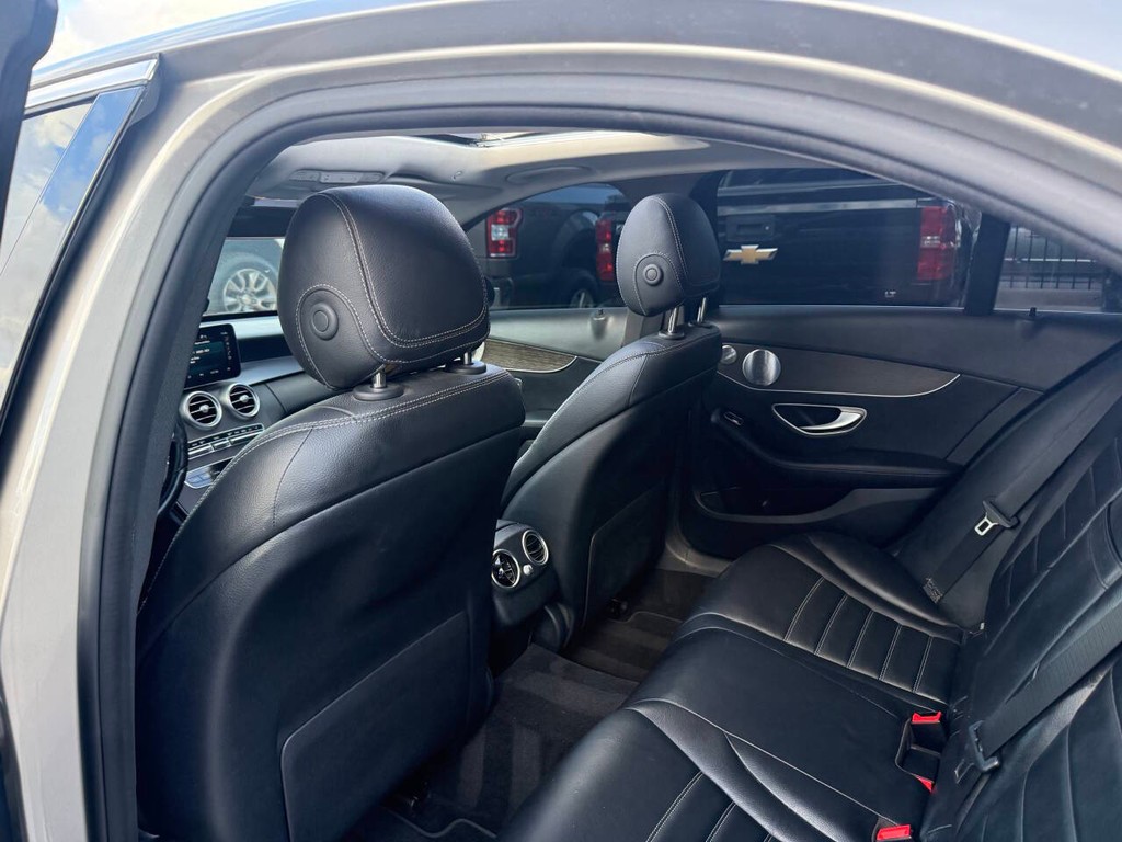 Mercedes-Benz C-Class Vehicle Full-screen Gallery Image 12