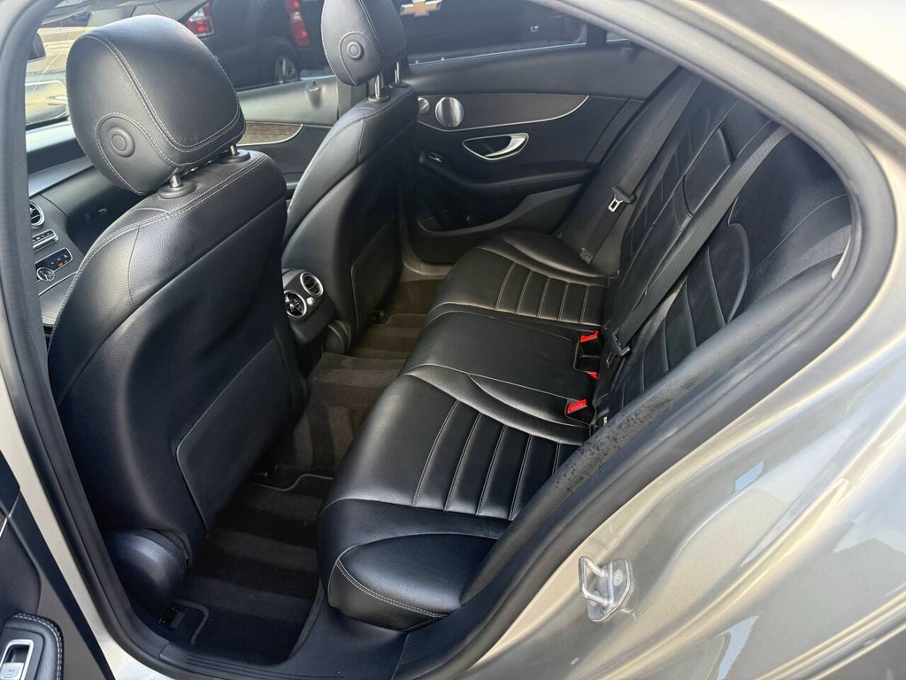 Mercedes-Benz C-Class Vehicle Full-screen Gallery Image 13