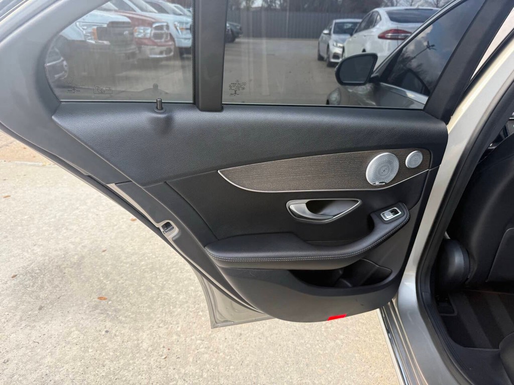 Mercedes-Benz C-Class Vehicle Full-screen Gallery Image 14