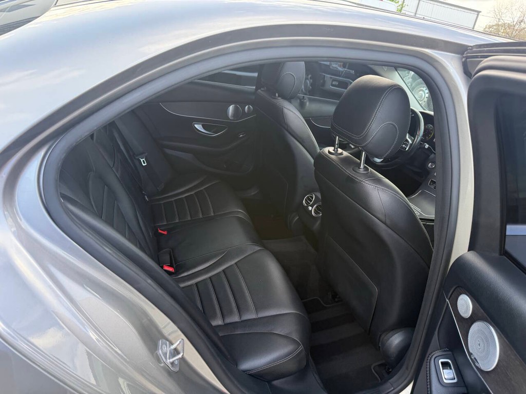 Mercedes-Benz C-Class Vehicle Full-screen Gallery Image 15