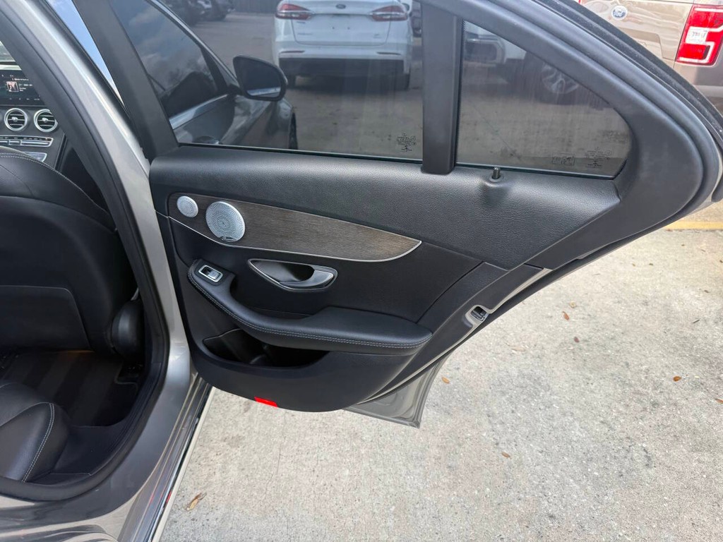 Mercedes-Benz C-Class Vehicle Full-screen Gallery Image 16