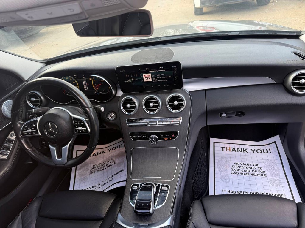 Mercedes-Benz C-Class Vehicle Full-screen Gallery Image 17