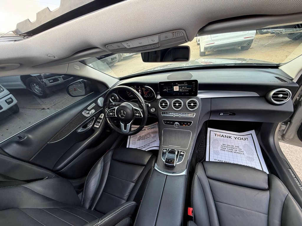 Mercedes-Benz C-Class Vehicle Full-screen Gallery Image 18