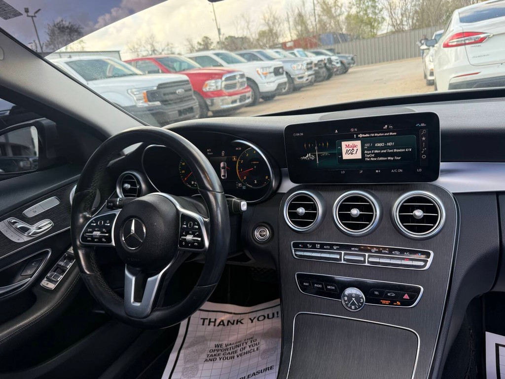 Mercedes-Benz C-Class Vehicle Full-screen Gallery Image 19