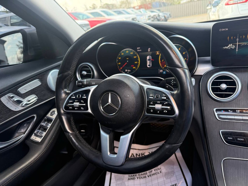 Mercedes-Benz C-Class Vehicle Full-screen Gallery Image 20