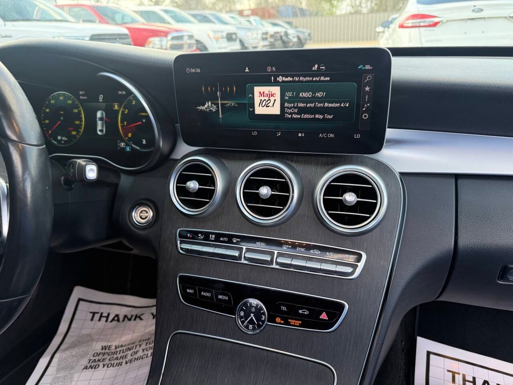 Mercedes-Benz C-Class Vehicle Full-screen Gallery Image 22