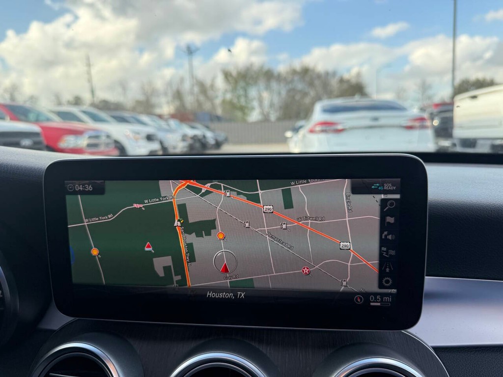 Mercedes-Benz C-Class Vehicle Full-screen Gallery Image 23