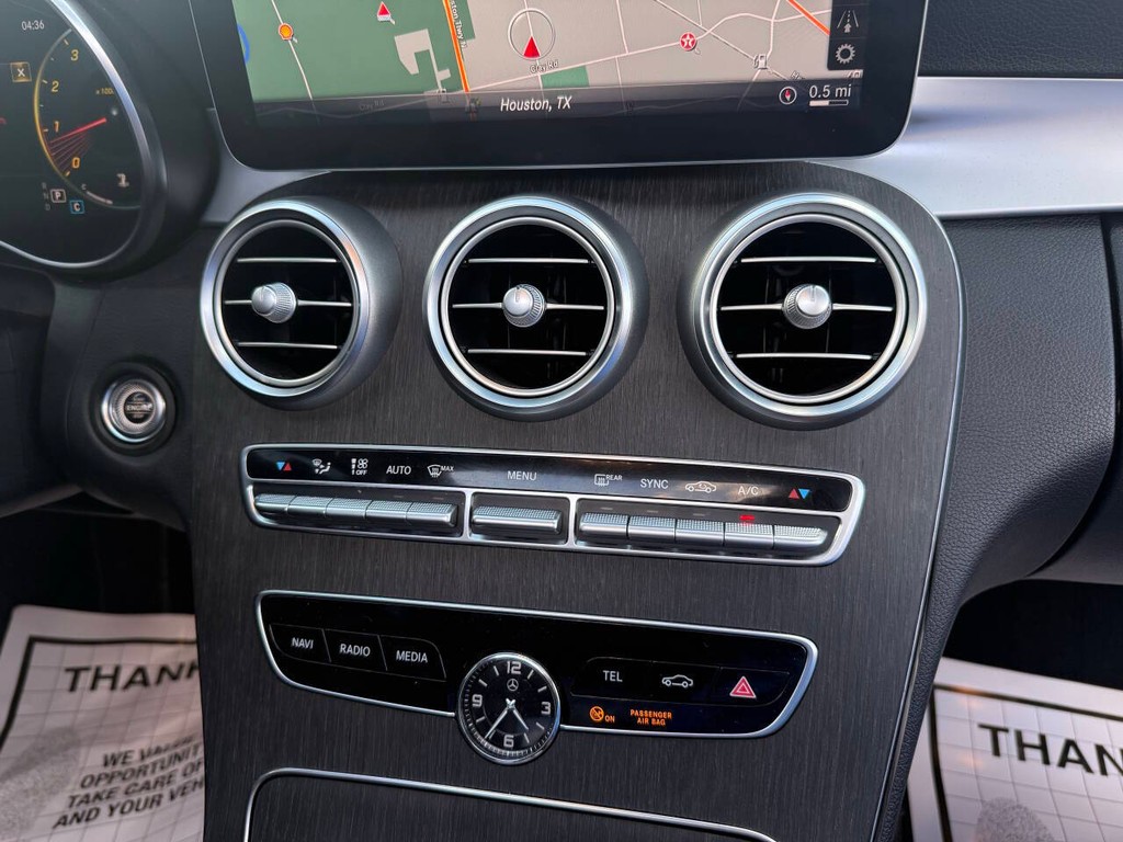 Mercedes-Benz C-Class Vehicle Full-screen Gallery Image 24