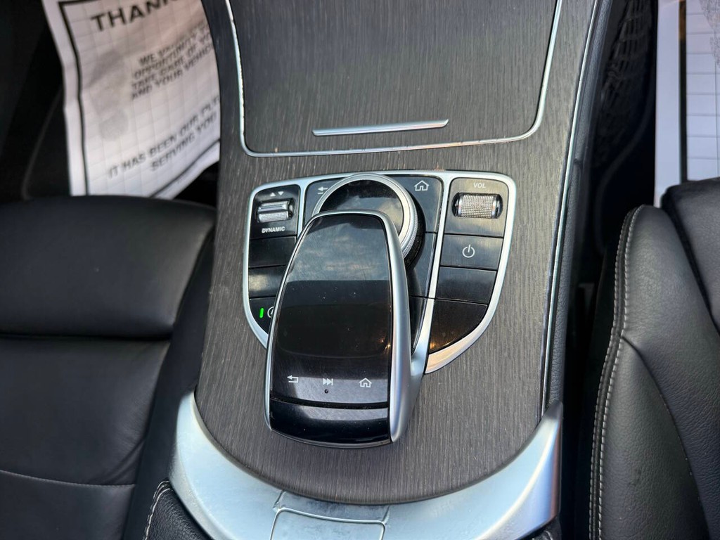 Mercedes-Benz C-Class Vehicle Full-screen Gallery Image 25