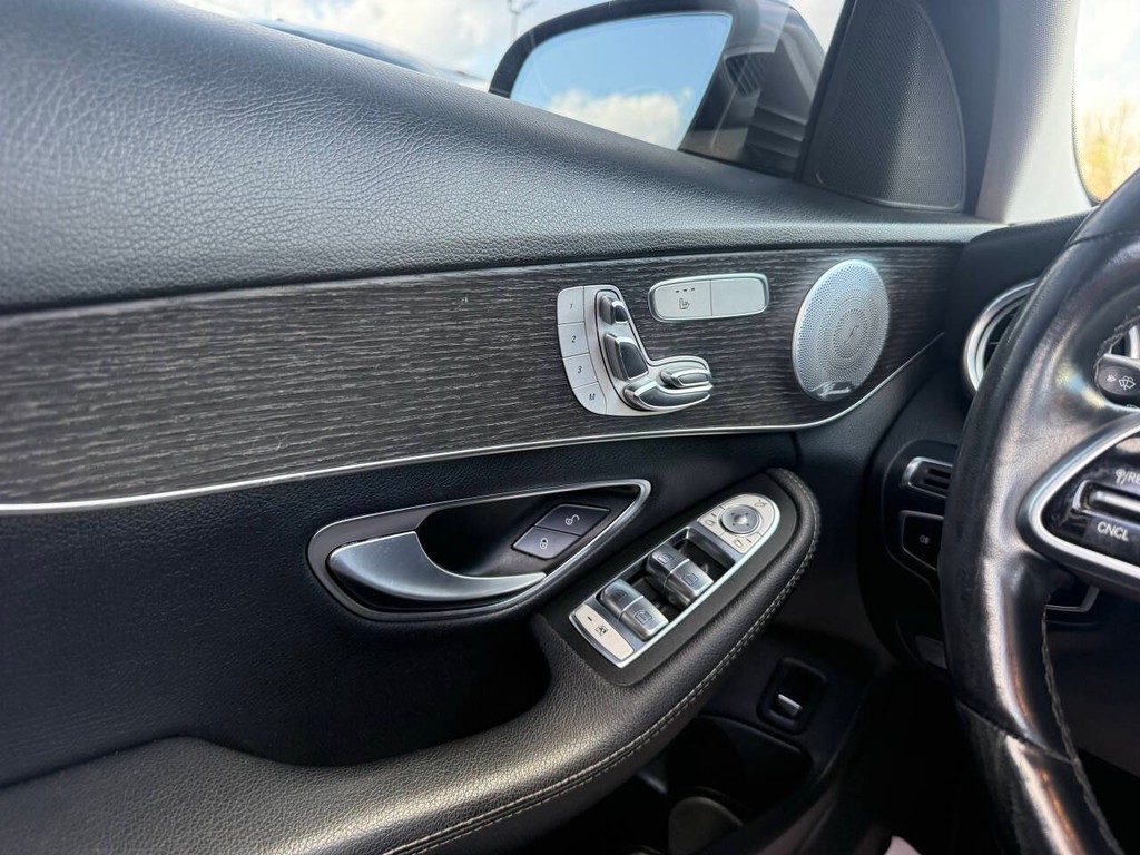 Mercedes-Benz C-Class Vehicle Full-screen Gallery Image 26