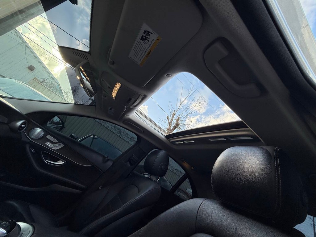 Mercedes-Benz C-Class Vehicle Full-screen Gallery Image 27