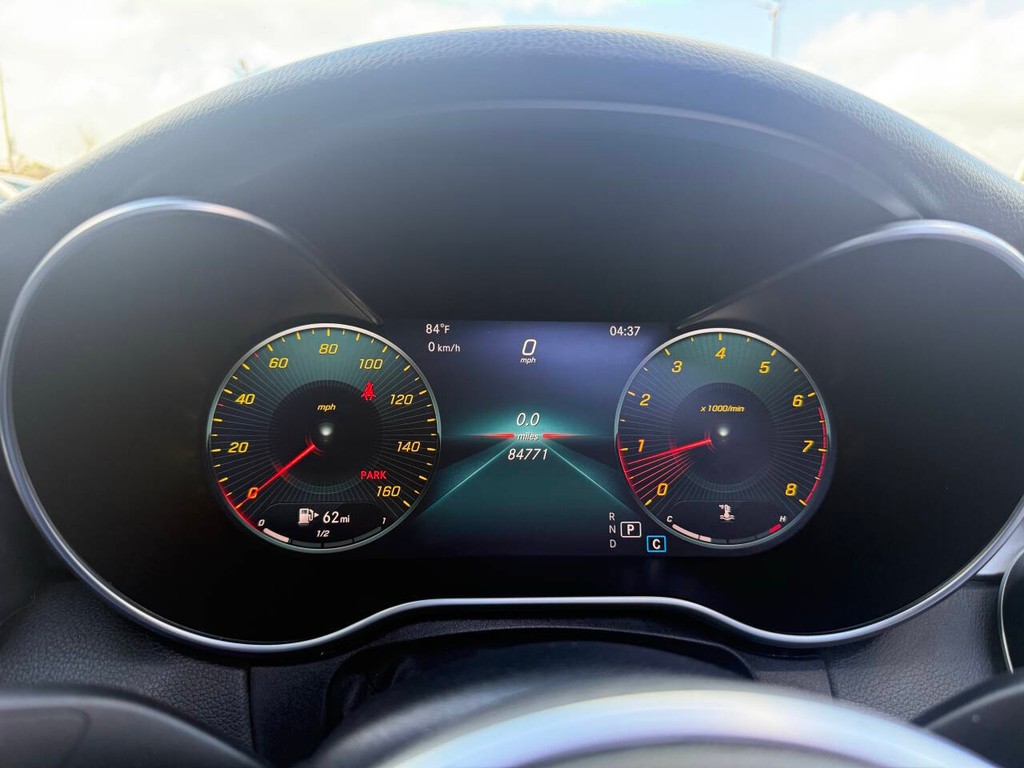 Mercedes-Benz C-Class Vehicle Full-screen Gallery Image 28