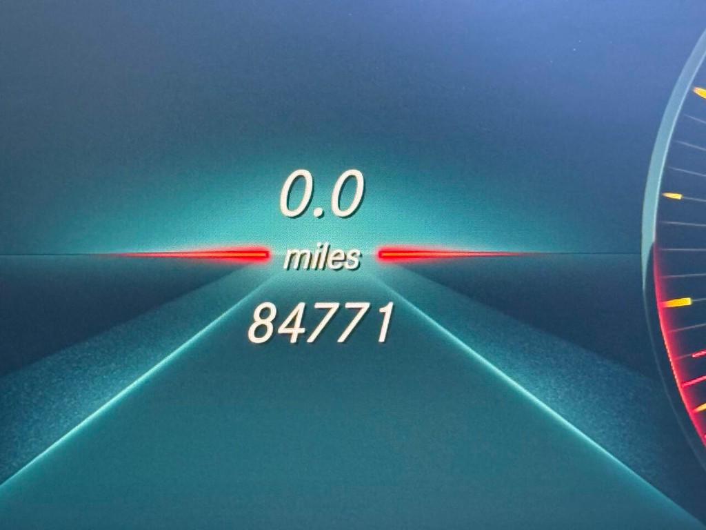 Mercedes-Benz C-Class Vehicle Full-screen Gallery Image 29