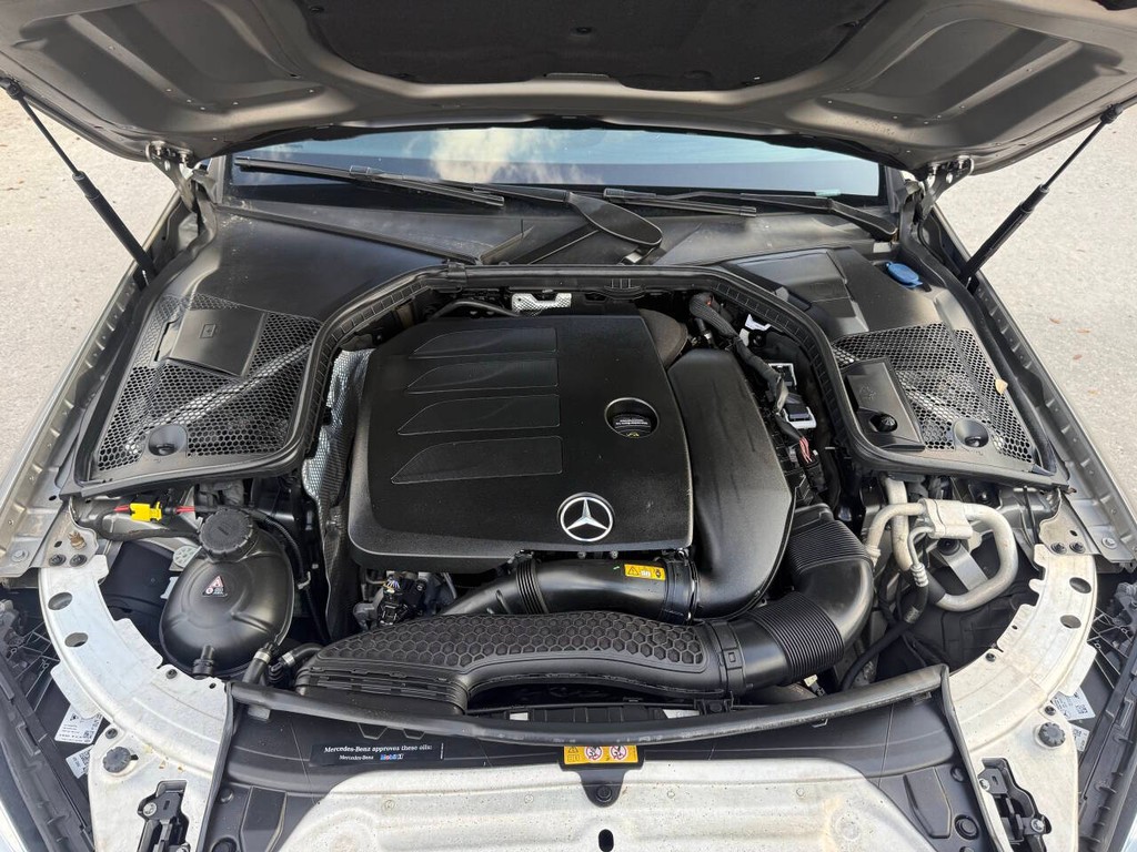 Mercedes-Benz C-Class Vehicle Full-screen Gallery Image 31