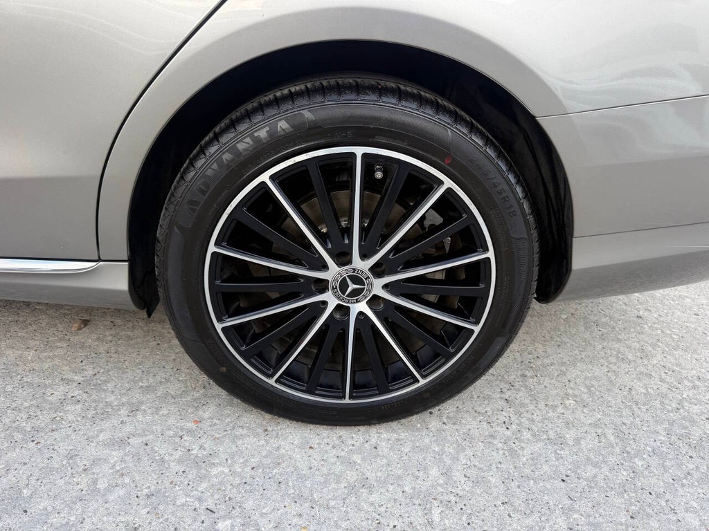 Mercedes-Benz C-Class Vehicle Full-screen Gallery Image 32