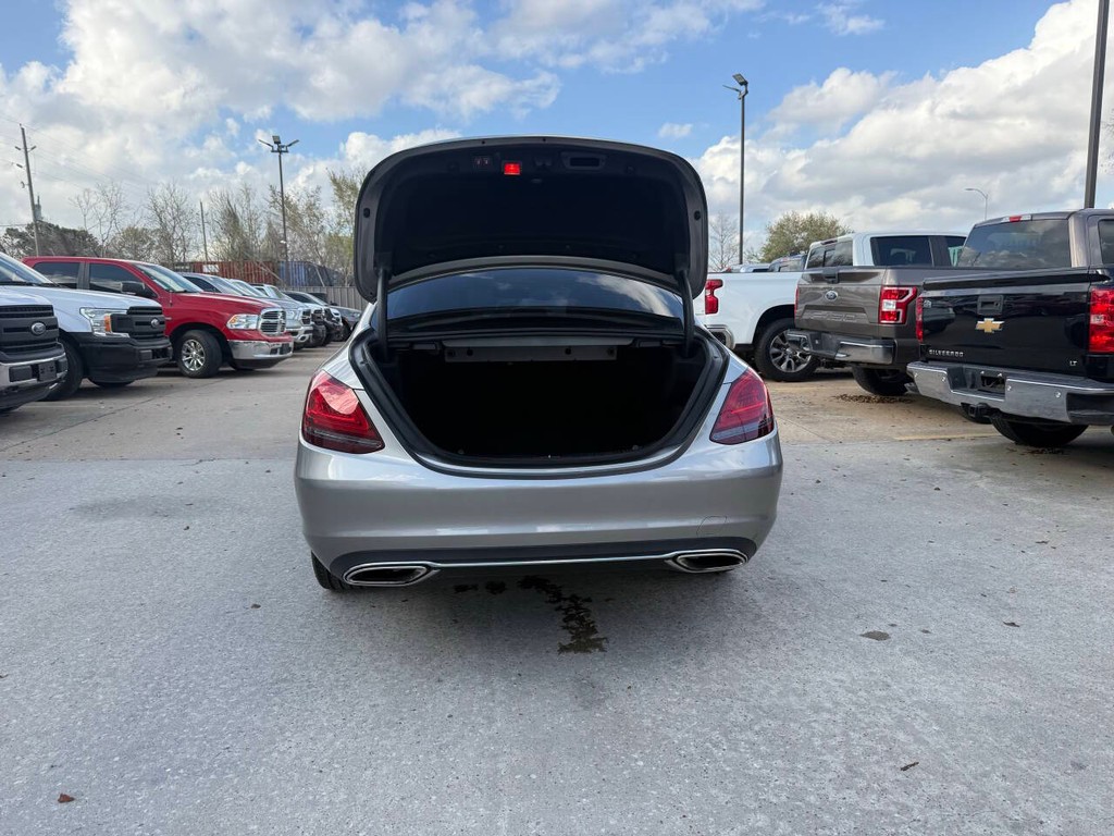 Mercedes-Benz C-Class Vehicle Full-screen Gallery Image 33