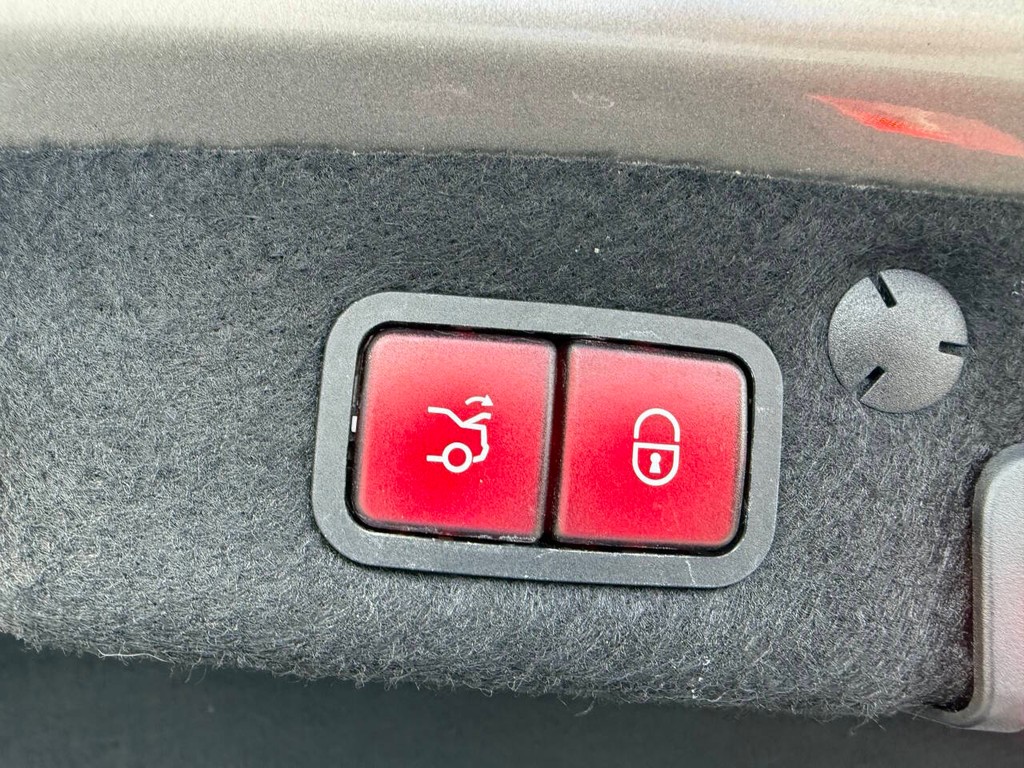 Mercedes-Benz C-Class Vehicle Full-screen Gallery Image 34