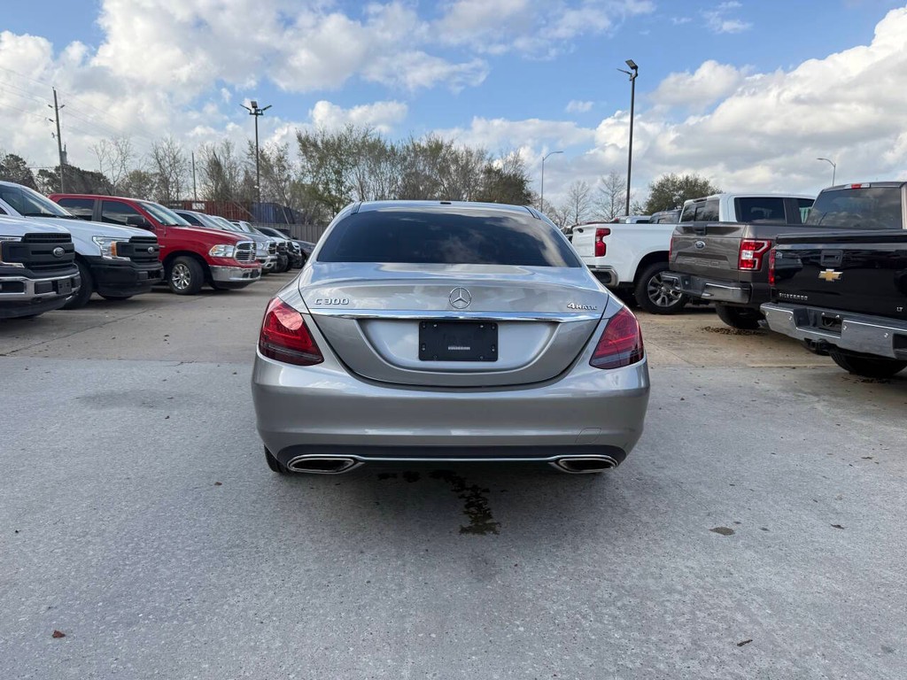 Mercedes-Benz C-Class Vehicle Full-screen Gallery Image 35