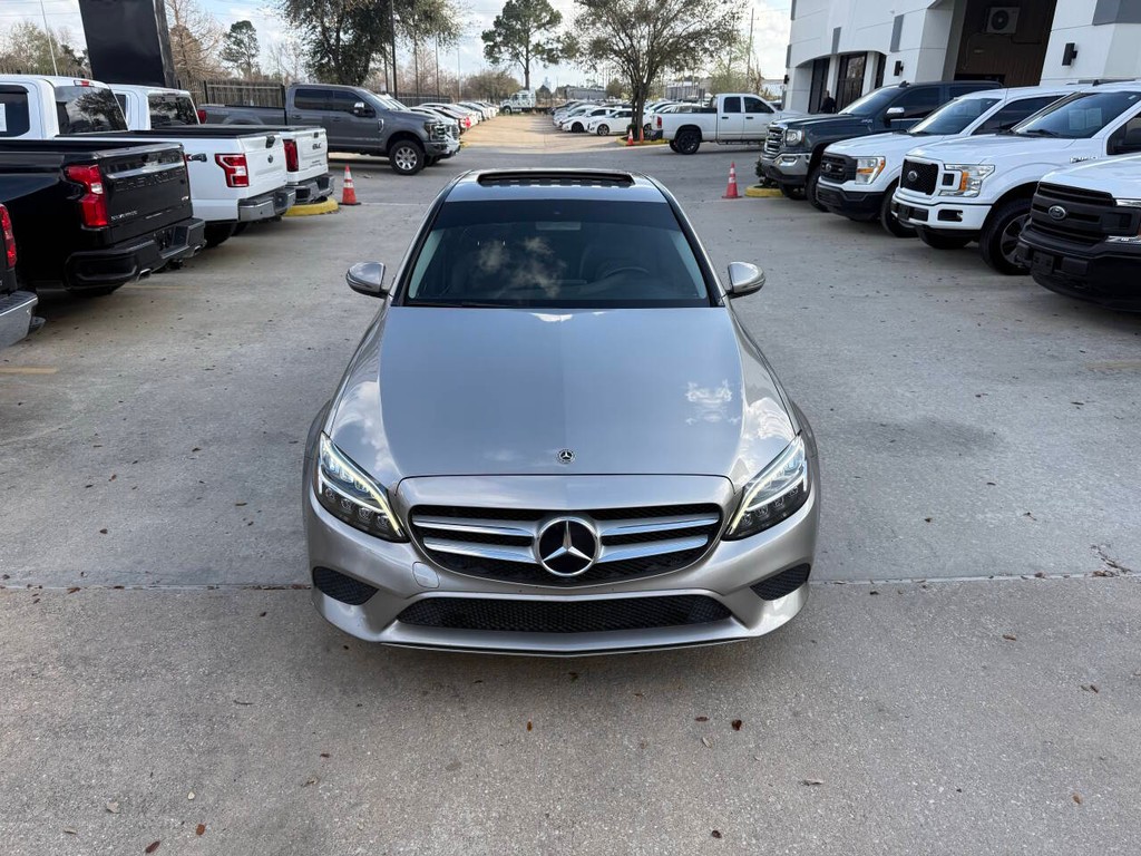 Mercedes-Benz C-Class Vehicle Full-screen Gallery Image 36