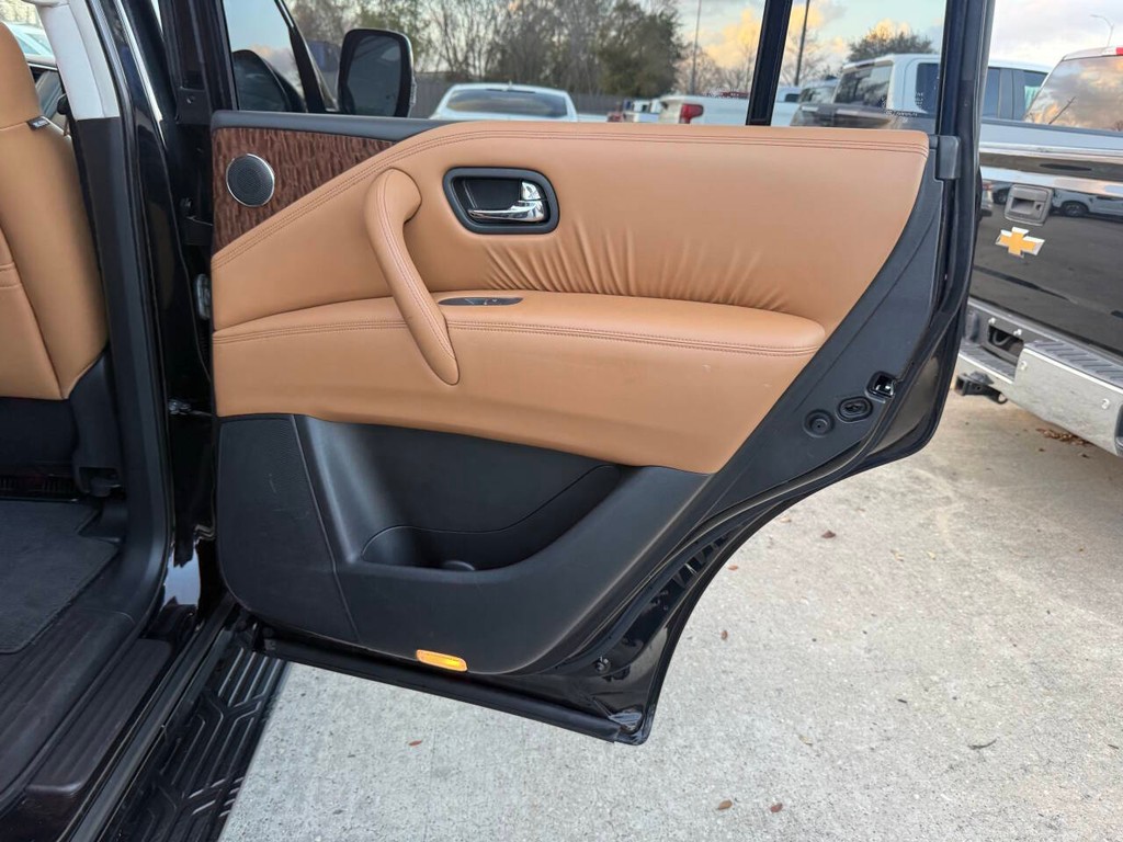 Nissan Armada Vehicle Full-screen Gallery Image 18