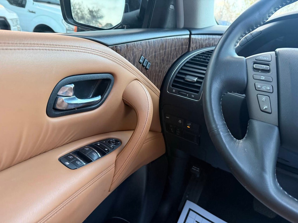 Nissan Armada Vehicle Full-screen Gallery Image 32