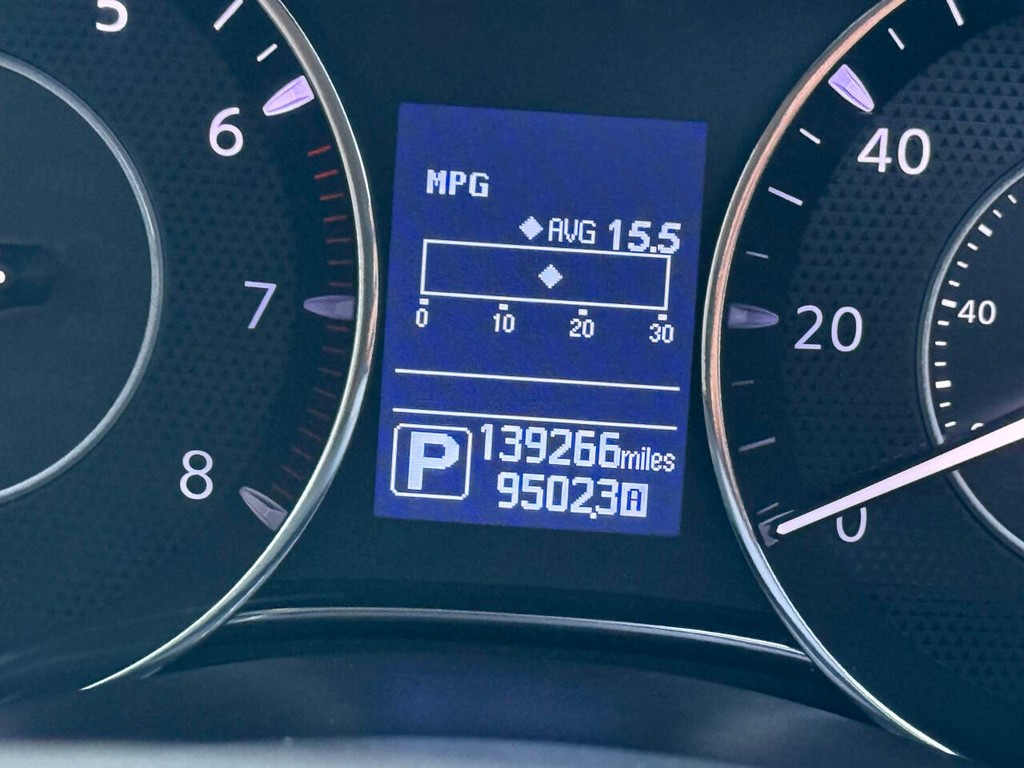 Nissan Armada Vehicle Full-screen Gallery Image 35