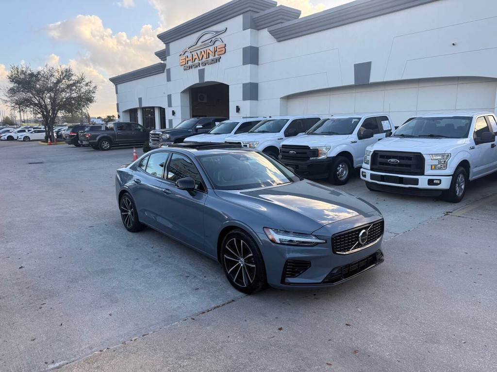 Volvo S60 Recharge Vehicle Full-screen Gallery Image 02