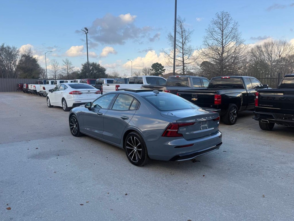 Volvo S60 Recharge Vehicle Full-screen Gallery Image 04