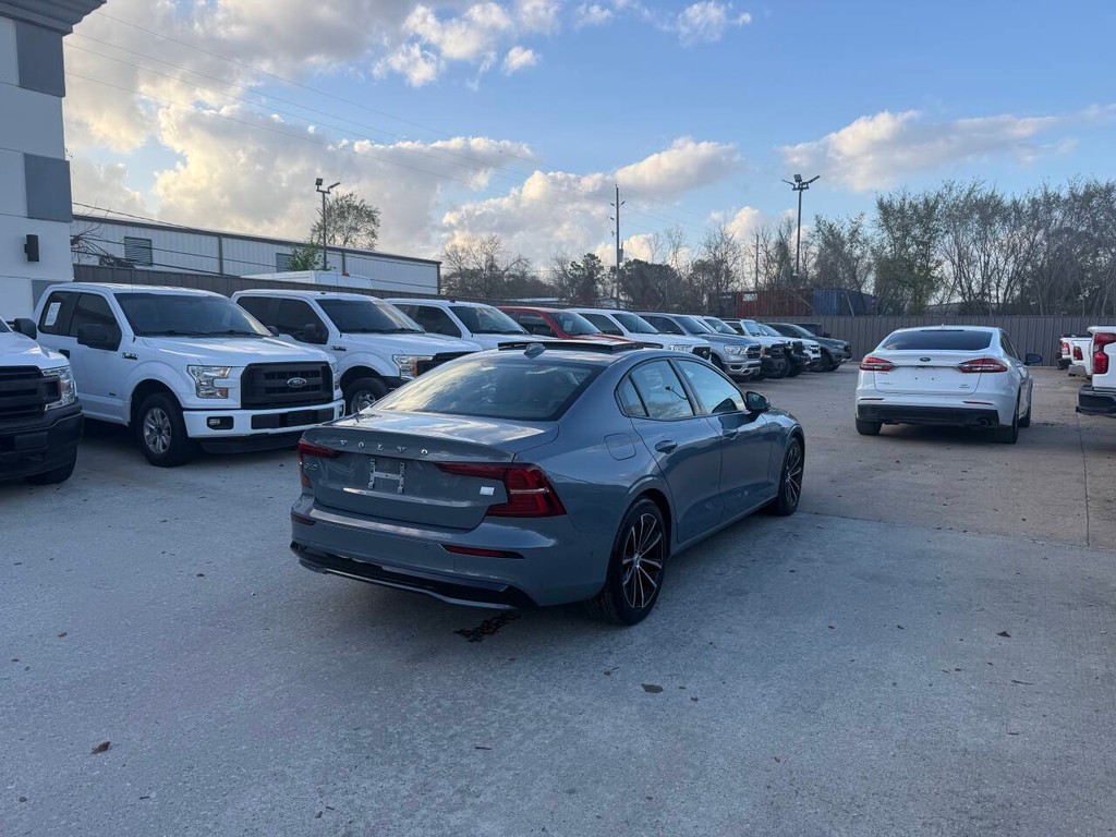 Volvo S60 Recharge Vehicle Full-screen Gallery Image 05