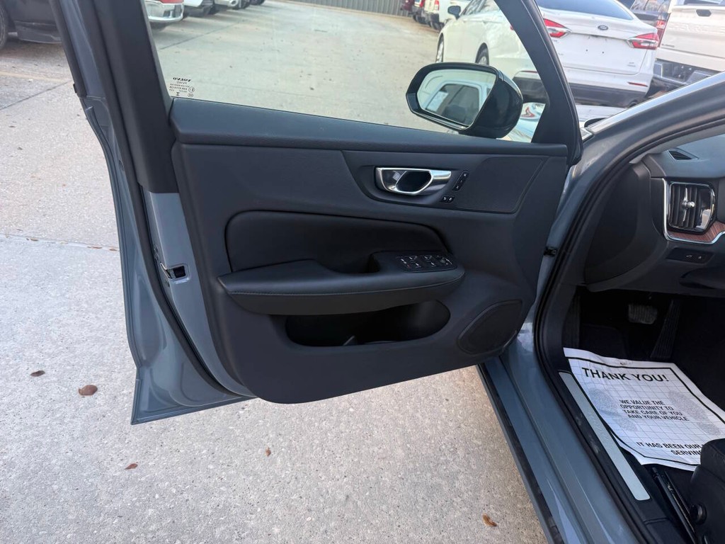 Volvo S60 Recharge Vehicle Full-screen Gallery Image 08