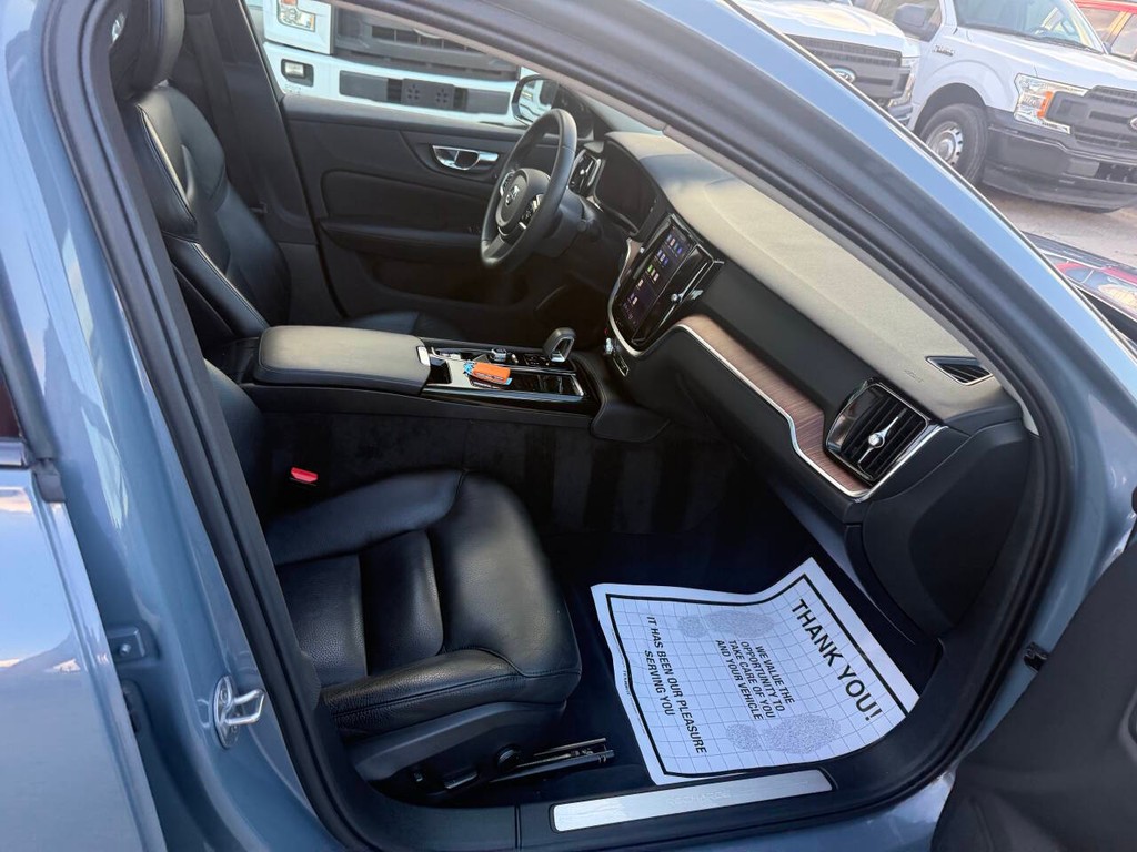 Volvo S60 Recharge Vehicle Full-screen Gallery Image 10